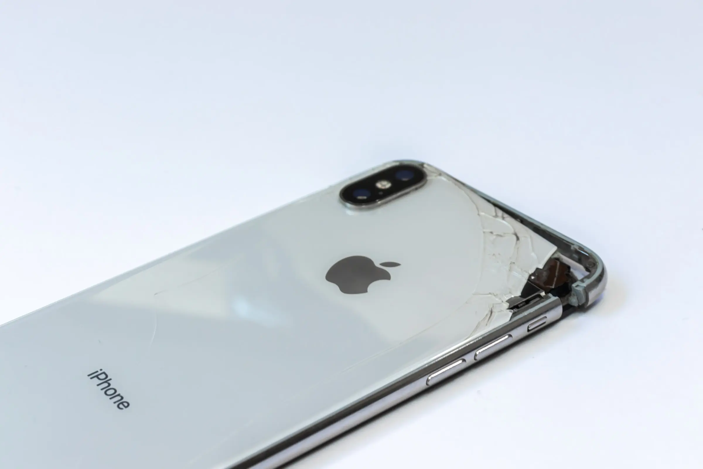 Imágen de iPhone con carcasa rota